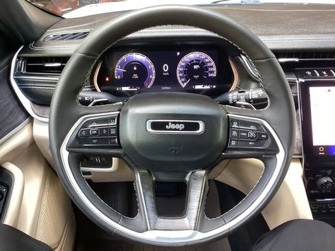 Used 2025 Jeep Grand Cherokee Limited w/ Luxury Tech Group II AWD/4WD image 52
