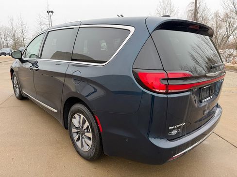 Used 2023 Chrysler Pacifica Limited image 5