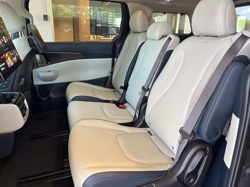 Used 2025 Kia Carnival SX FWD image 33