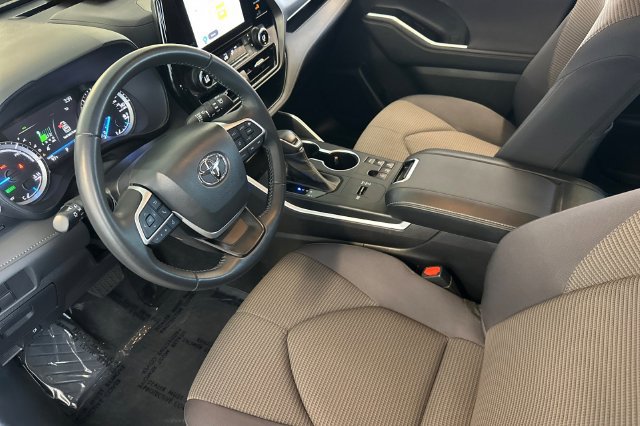 Used 2023 Toyota Highlander LE AWD/4WD image 11