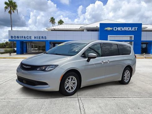 Used 2022 Chrysler Voyager LX FWD image 2