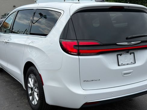 Used 2026 Chrysler Pacifica Limited FWD image 16