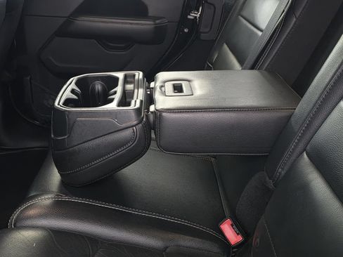 Used 2018 Jeep Wrangler Unlimited Sahara AWD/4WD image 11