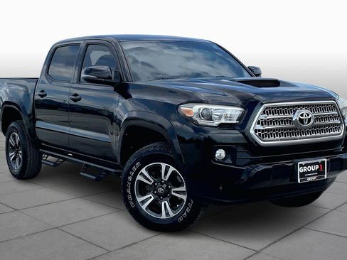 Used 2017 Toyota Tacoma TRD Sport w/ Tow Package image 3