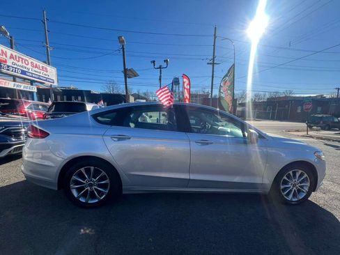 Used 2017 Ford Fusion SE w/ Fusion SE Technology Package image 13