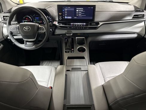 Used 2025 Toyota Sienna XLE AWD/4WD image 10