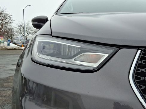 Used 2023 Chrysler Pacifica Touring-L image 9