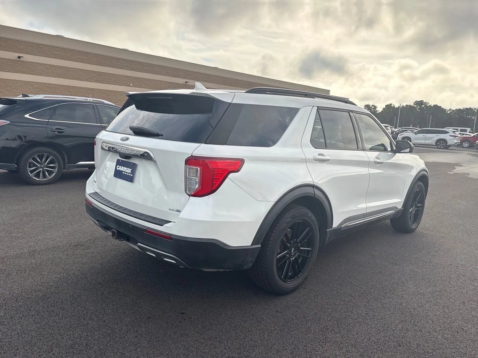 Used 2020 Ford Explorer XLT w/ Equipment Group 202A AWD/4WD image 7