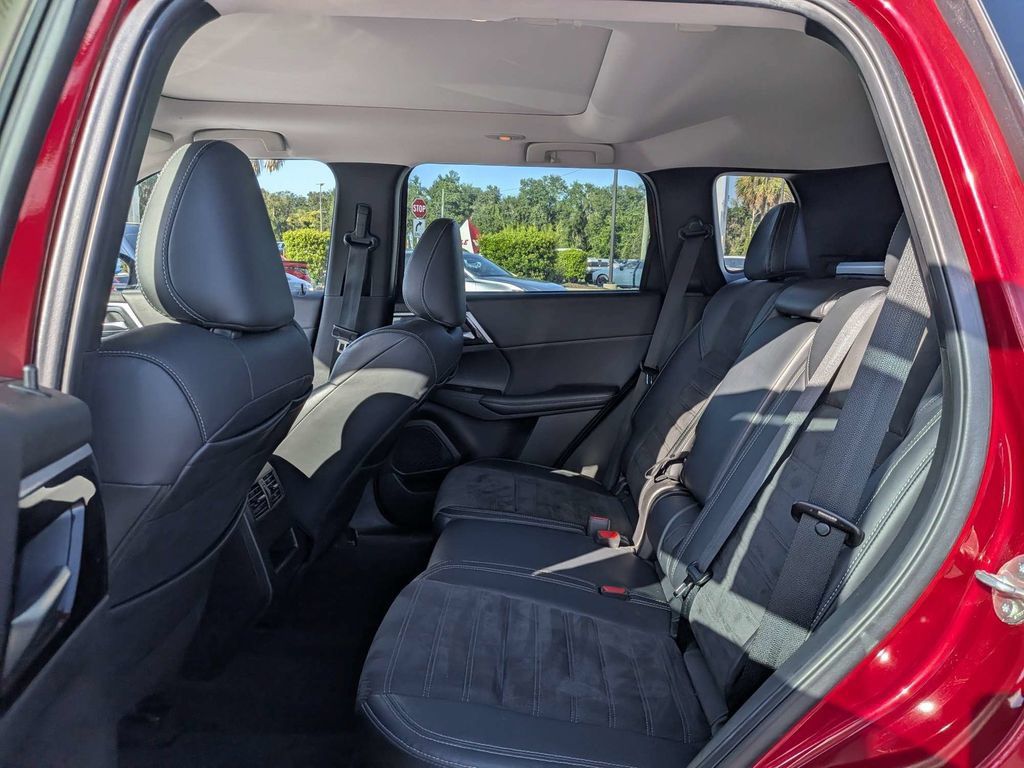 Used 2023 Mitsubishi Outlander SE FWD image 13