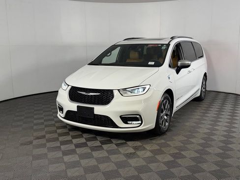 Used 2023 Chrysler Pacifica Pinnacle FWD image 3