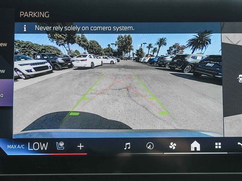 Certified 2025 BMW i7 eDrive50 w/ Premium Package image 24