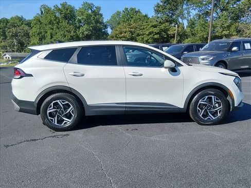 Used 2023 Kia Sportage LX FWD image 3