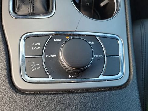 Used 2022 Jeep Grand Cherokee Laredo AWD/4WD image 32