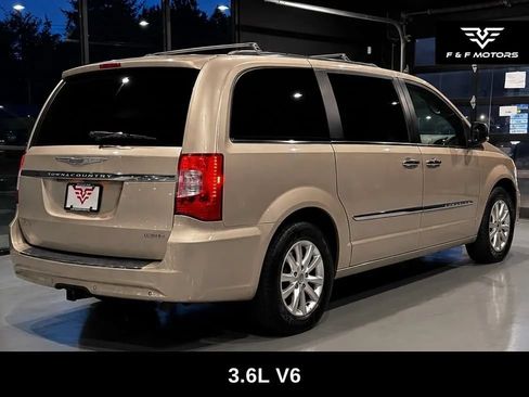 Used 2015 Chrysler Town & Country Limited Platinum w/ Trailer Tow Group FWD image 3