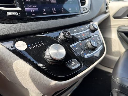 Used 2023 Chrysler Pacifica Touring-L FWD image 36