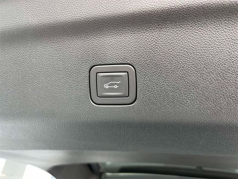 Used 2025 Chevrolet Suburban Premier image 20