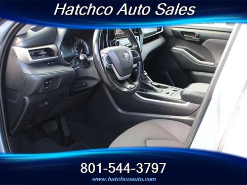 Used 2023 Toyota Highlander LE AWD/4WD image 12