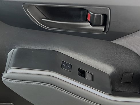 Used 2022 Toyota Highlander LE image 32