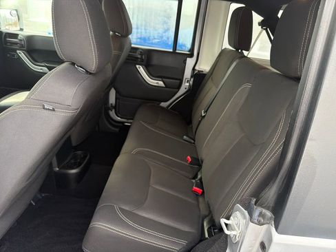 Used 2017 Jeep Wrangler Unlimited Sahara image 22