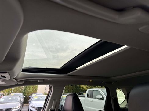 Used 2023 Nissan Rogue SV w/ SV Premium B Package image 20