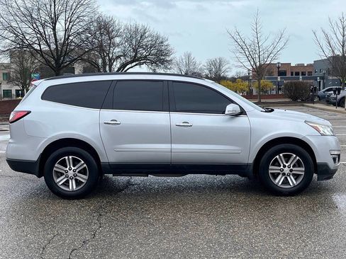 Used 2017 Chevrolet Traverse LT image 2