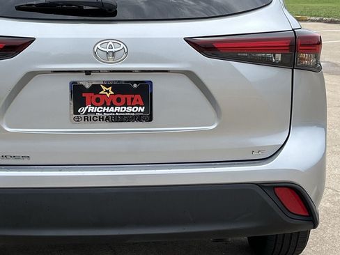 Used 2024 Toyota Highlander LE FWD image 6