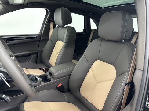 Used 2025 Porsche Macan image 5