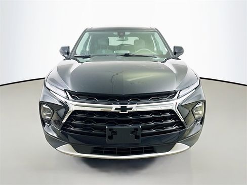 Used 2023 Chevrolet Blazer LT image 2