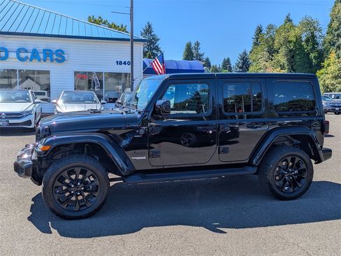 Used 2021 Jeep Wrangler Unlimited Sahara image 2