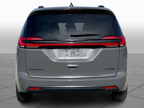 Certified 2025 Chrysler Pacifica Limited image 5