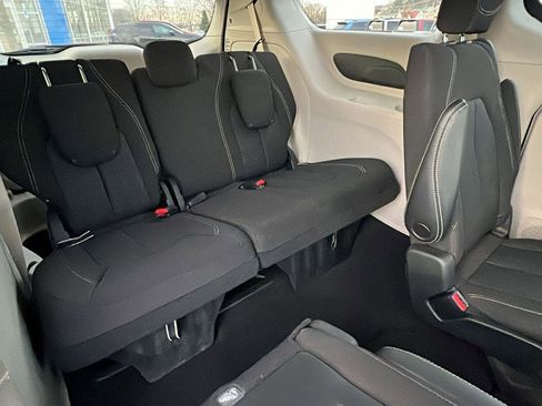 Used 2022 Chrysler Voyager LX image 15