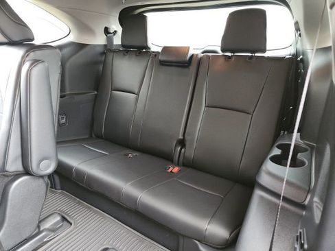 Used 2025 Toyota Highlander XLE image 23