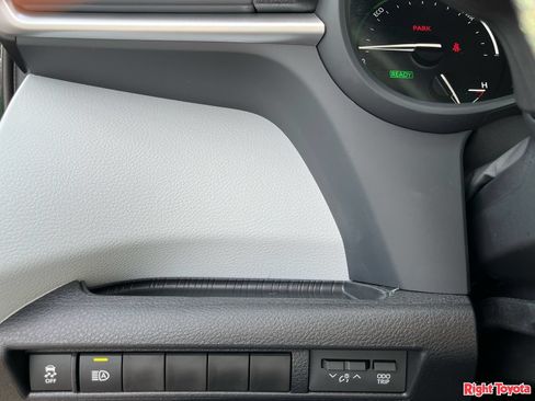 Certified 2026 Toyota Sienna LE FWD image 31