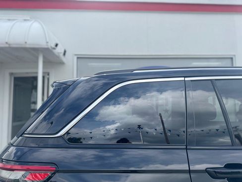 Used 2023 Jeep Grand Cherokee Laredo w/ Luxury Tech Group I AWD/4WD image 26