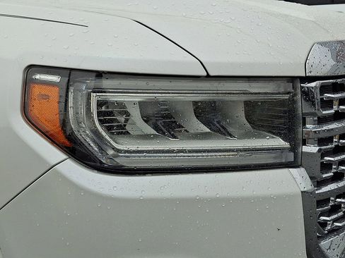 Used 2023 GMC Acadia Denali image 4