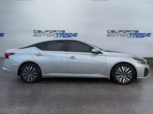 Used 2023 Nissan Altima 2.5 SV w/ SV Premium Package image 4