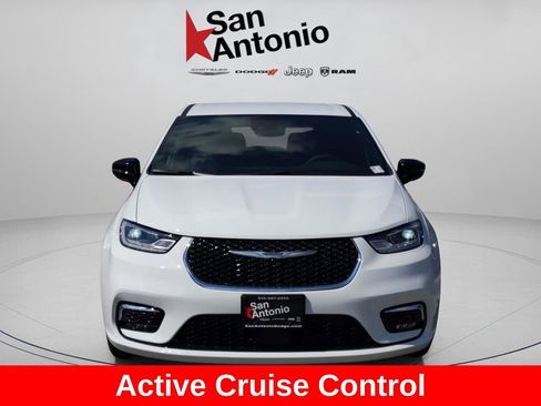 New 2026 Chrysler Pacifica Select image 3