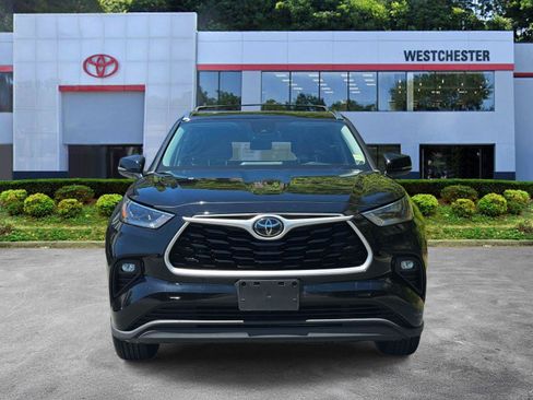 Used 2021 Toyota Highlander XLE AWD/4WD image 2