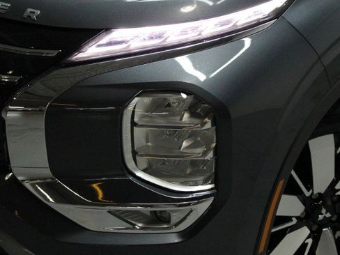 New 2025 Mitsubishi Outlander SE image 2