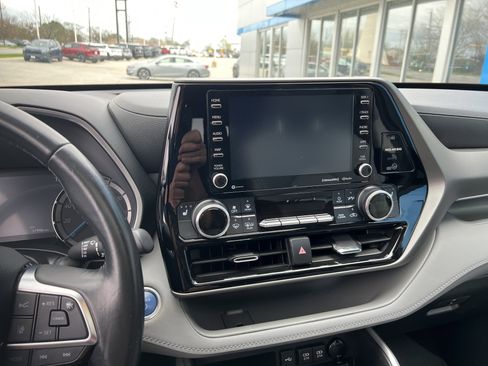 Used 2021 Toyota Highlander XLE image 4