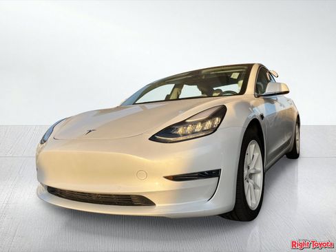 Used 2019 Tesla Model 3 Standard Range RWD image 2