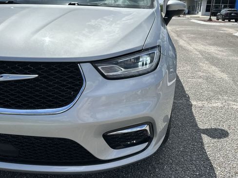 Used 2023 Chrysler Pacifica Touring-L image 13