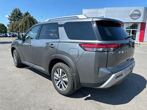 Used 2023 Nissan Pathfinder SL AWD/4WD image 3