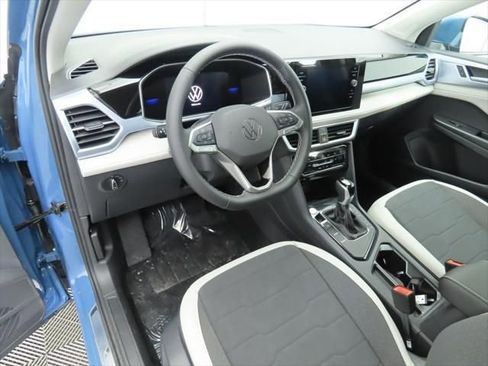 New 2026 Volkswagen Taos SE image 9
