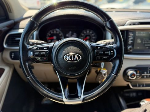 Used 2017 Kia Sorento LX w/ LX Convenience Package image 13