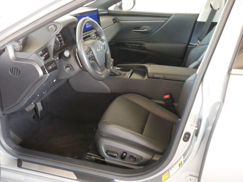 Certified 2025 Lexus ES 300h w/ Premium Package FWD image 4