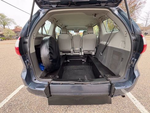 Used 2017 Toyota Sienna L FWD image 33