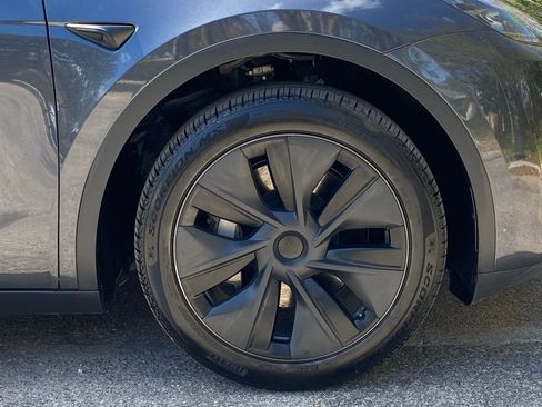 Used 2025 Tesla Model Y Long Range image 9