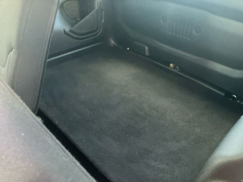 Used 2021 Jeep Renegade Latitude FWD image 31
