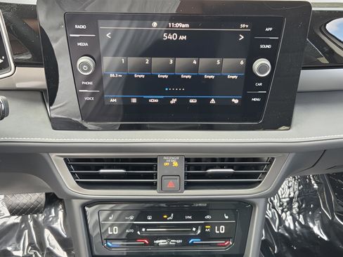 New 2026 Volkswagen Taos SE FWD image 15